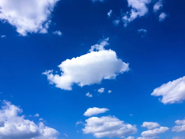 Mavi gökyüzü. Bulutlar. Mavi gökyüzü beyaz bulutlar ile — Stok fotoğraf