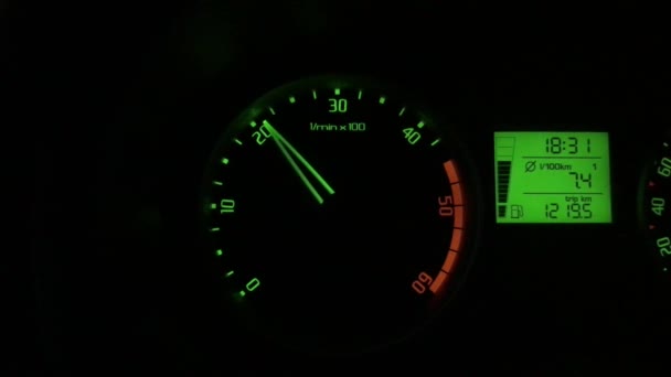 Velocímetro, ciclómetro, tacómetro coche deportivo. Panel de instrumentos del coche, que muestra rpm y aceleración de alta velocidad. 4K . — Vídeo de stock