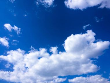 Mavi gökyüzü. Bulutlar. Mavi gökyüzü beyaz bulutlar ile