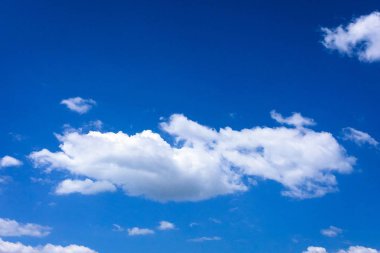 Mavi gökyüzü. Bulutlar. Mavi gökyüzü beyaz bulutlar ile