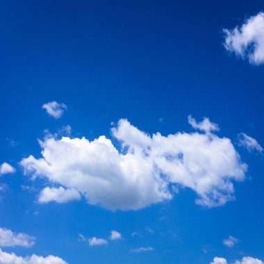 Mavi gökyüzü. Bulutlar. Mavi gökyüzü beyaz bulutlar ile