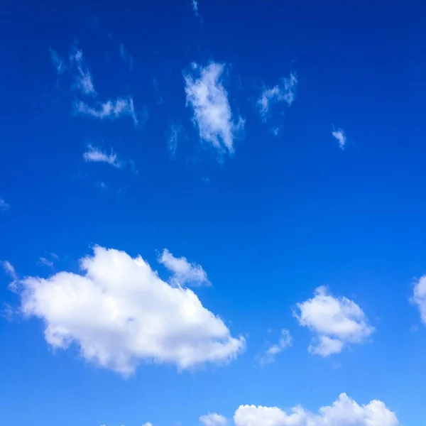 Céu Azul. Nuvens. Céu azul com nuvens brancas — Fotografia de Stock