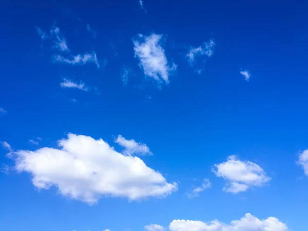 Mavi gökyüzü. Bulutlar. Mavi gökyüzü beyaz bulutlar ile — Stok fotoğraf