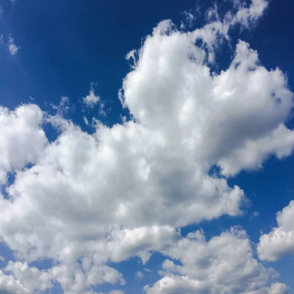Błękitne niebo. Chmury. Błękitne niebo, białe chmury — Zdjęcie stockowe