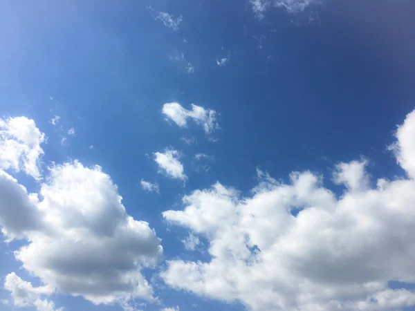 Синє небо. Хмари. Герб Республіки білі хмари — стокове фото