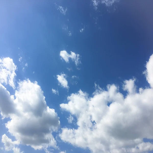 Ciel bleu. Nuages. Ciel bleu avec nuages blancs — Photo