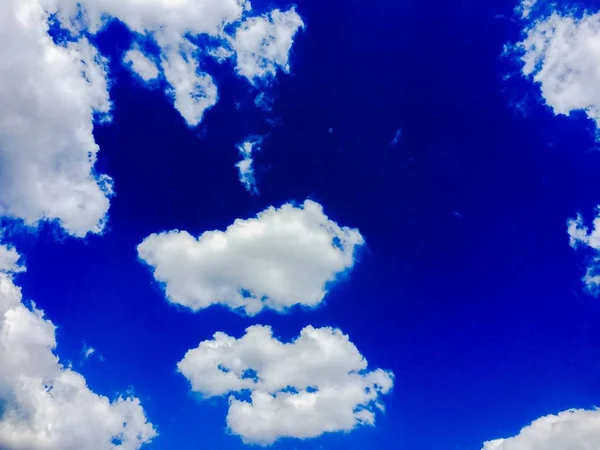 Céu Azul. Nuvens. Céu azul com nuvens brancas — Fotografia de Stock