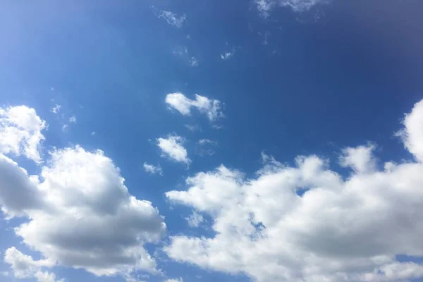 Blauer Himmel. Wolken. blauer Himmel mit weißen Wolken — Stockfoto