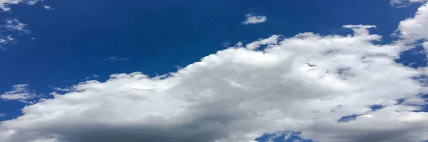 Ciel bleu. Nuages. Ciel bleu avec nuages blancs — Photo