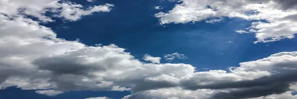 Blauwe hemel. Wolken. Blauwe hemel met witte wolken — Stockfoto