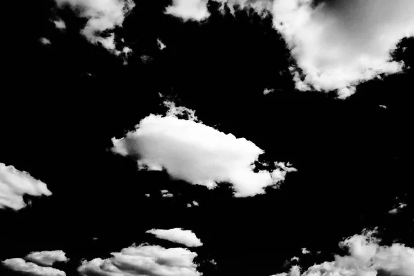 Vereinzelte Wolken über schwarzem Hintergrund. Designelemente. weiße vereinzelte Wolken. Cut-out extrahierte Wolken — Stockfoto