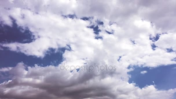 Witte wolken verdwijnen in de hete zon op blauwe hemel. Motie witte wolken blauwe hemelachtergrond — Stockvideo