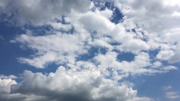 Nuvens brancas desaparecem no sol quente no céu azul. Movimento branco nuvens azul céu fundo — Vídeo de Stock