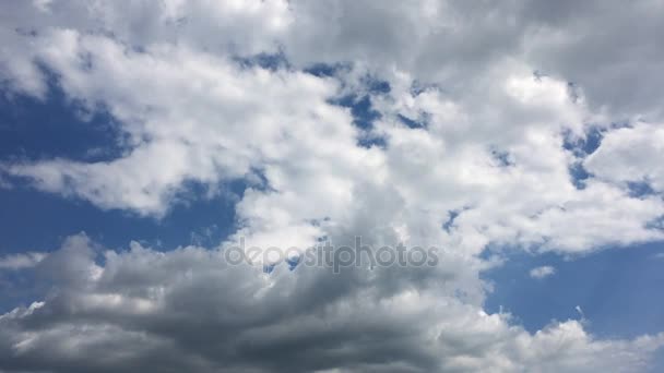 White clouds disappear in the hot sun on blue sky. Motion white clouds blue sky background — Stock Video