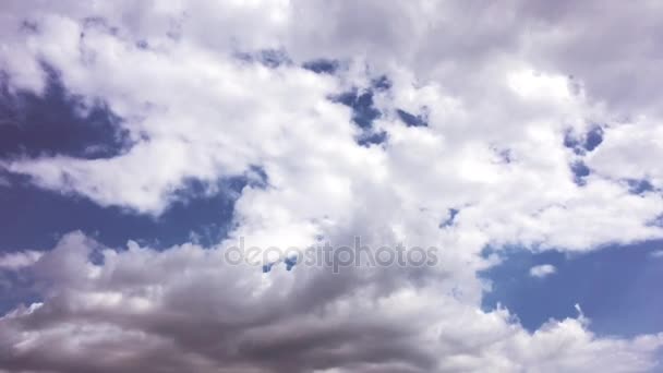 Les nuages blancs disparaissent sous le soleil chaud sur le ciel bleu. Motion nuages blancs fond bleu ciel — Video