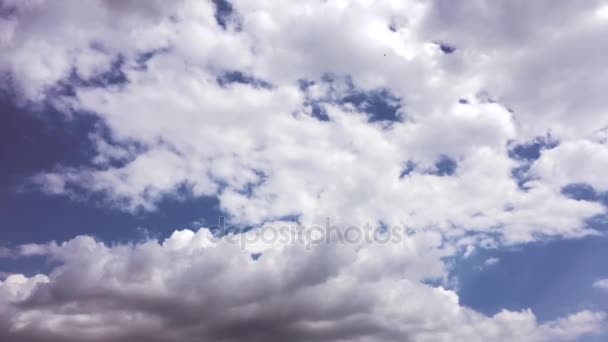 Witte wolken verdwijnen in de hete zon op blauwe hemel. Motie witte wolken blauwe hemelachtergrond — Stockvideo