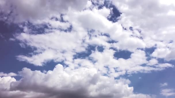 白い雲は、青い空に熱い太陽の下で消えます。動き白い雲が青い空を背景 — ストック動画
