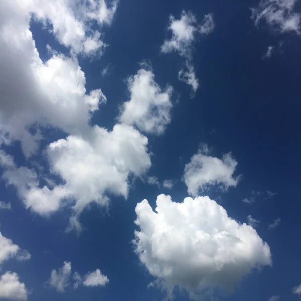 Błękitne niebo. Chmury. Błękitne niebo, białe chmury — Zdjęcie stockowe