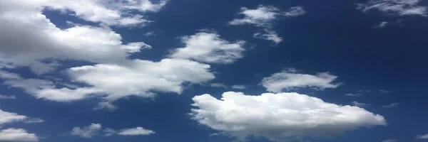 Kék ég. Felhők. Kék ég, fehér felhők — Stock Fotó