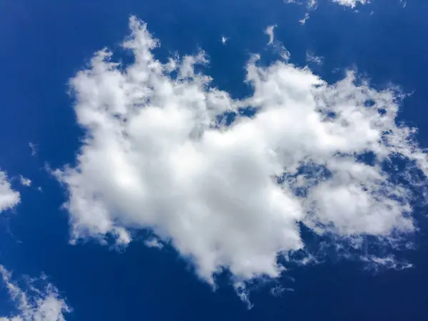 Синє небо. Хмари. Герб Республіки білі хмари — стокове фото