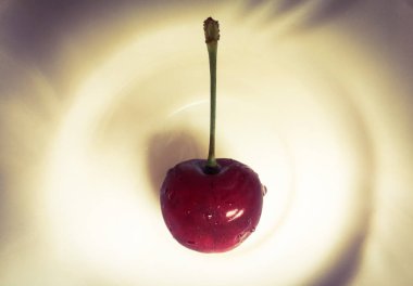 Vişne sepeti. Tatlı kiraz arka plan. kiraz yaprağı