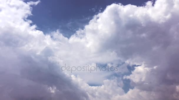 Witte wolken verdwijnen in de hete zon op blauwe hemel. Motie witte wolken blauwe hemelachtergrond — Stockvideo