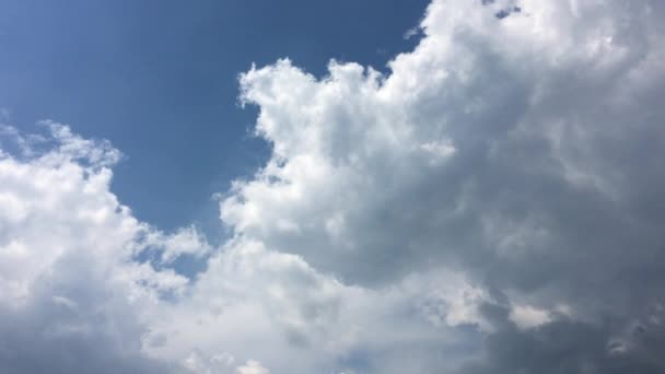 Les nuages blancs disparaissent sous le soleil chaud sur le ciel bleu. Motion nuages blancs fond bleu ciel — Video