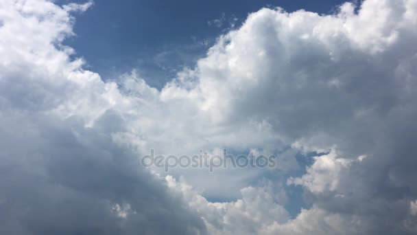 Witte wolken verdwijnen in de hete zon op blauwe hemel. Motie witte wolken blauwe hemelachtergrond — Stockvideo