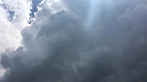 Vita moln försvinner i den varma solen på klarblå himmel. Motion vita moln blå himmel bakgrund — Stockfoto