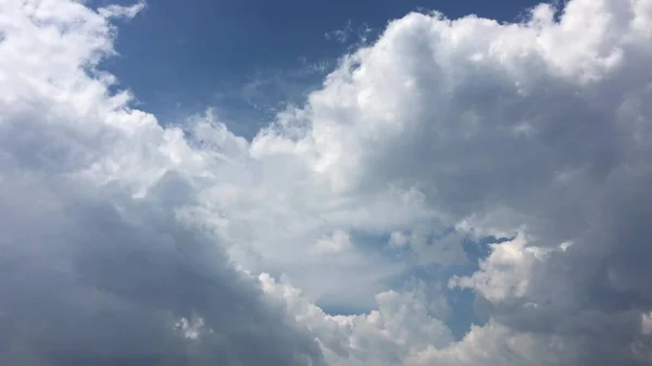 Bílé mraky zmizí v horkém slunci na modré obloze. Pohybu bílé mraky na modré obloze na pozadí — Stock fotografie