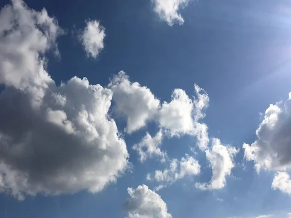 Nuvole bianche scompaiono sotto il sole caldo sul cielo blu. Nuvole. Cielo blu . — Foto Stock