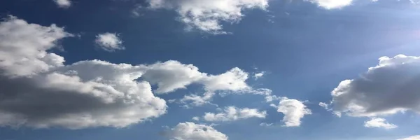 Weiße Wolken verschwinden in der heißen Sonne am blauen Himmel. Wolken. blauer Himmel. — Stockfoto