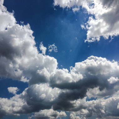 Gökyüzü mavi ve güneş Cumulus bulutları. Mavi gökyüzü arka plan