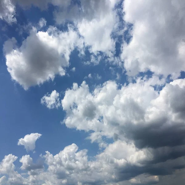 Sky Blue And Sun. Cumulus Clouds. Blue Sky Background — Stock Photo, Image