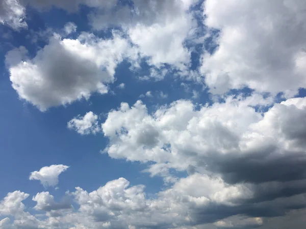 Nebeská modř a Sun. kupovité mraky. Modrá obloha pozadí — Stock fotografie