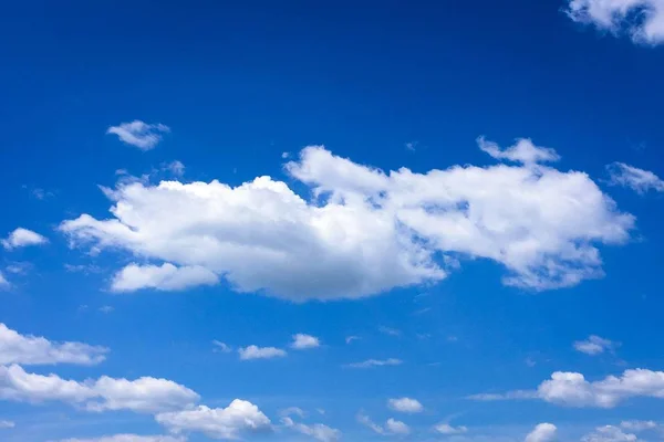 Cielo blu e sole. Nuvole di cumulo. Cielo blu sfondo — Foto Stock