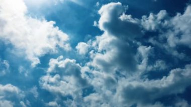 Beyaz bulutlar güneşin altında mavi gökyüzü üzerinde kaybolur. Hızlandırılmış hareket bulutlar mavi gökyüzü arka plan. Mavi gökyüzü. Bulutlar. Mavi gökyüzü beyaz bulutlar ile