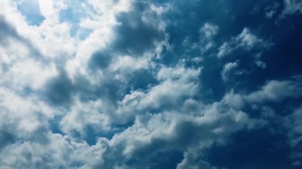 Nuvole bianche scompaiono sotto il sole caldo sul cielo blu. Movimento time-lapse nuvole sfondo cielo blu. Cielo blu. Nuvole. Cielo blu con nuvole bianche — Video Stock