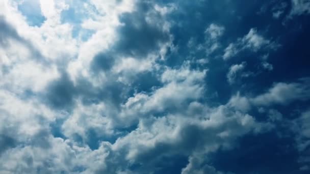 Weiße Wolken verschwinden in der heißen Sonne am blauen Himmel. Zeitraffer-Bewegung bewölkt blauen Himmel Hintergrund. blauer Himmel. Wolken. blauer Himmel mit weißen Wolken — Stockvideo