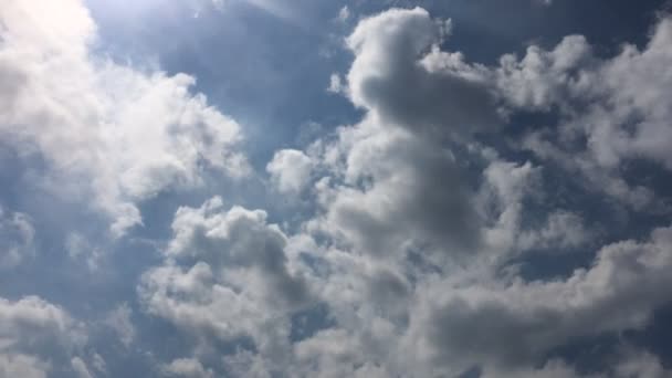 白い雲は、青い空に熱い太陽の下で消えます。コマ撮り動雲青い空の背景。青い空。雲。白い雲と青い空 — ストック動画