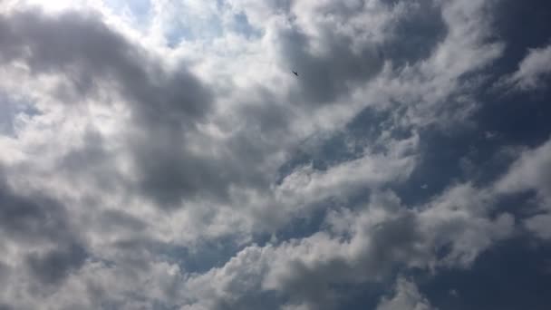 Beyaz bulutlar güneşin altında mavi gökyüzü üzerinde kaybolur. Hızlandırılmış hareket bulutlar mavi gökyüzü arka plan. Mavi gökyüzü. Bulutlar. Mavi gökyüzü beyaz bulutlar ile — Stok video