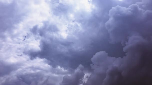 Witte wolken verdwijnen in de hete zon op blauwe hemel. Time-lapse beweging wolken blauwe hemelachtergrond. Blauwe hemel. Wolken. Blauwe hemel met witte wolken — Stockvideo