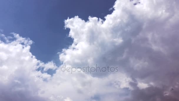 Les nuages blancs disparaissent sous le soleil chaud sur le ciel bleu. Time-lapse motion nuages ciel bleu fond. Ciel bleu. Nuages. Ciel bleu avec nuages blancs — Video