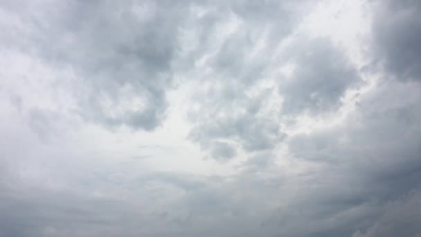 Witte wolken verdwijnen in de hete zon op blauwe hemel. Time-lapse beweging wolken blauwe hemelachtergrond. Blauwe hemel. Wolken. Blauwe hemel met witte wolken — Stockvideo