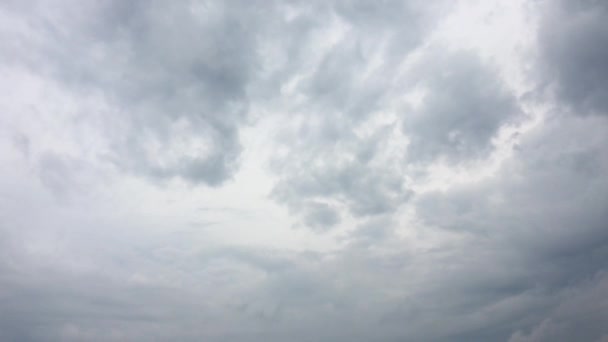 Witte wolken verdwijnen in de hete zon op blauwe hemel. Time-lapse beweging wolken blauwe hemelachtergrond. Blauwe hemel. Wolken. Blauwe hemel met witte wolken — Stockvideo