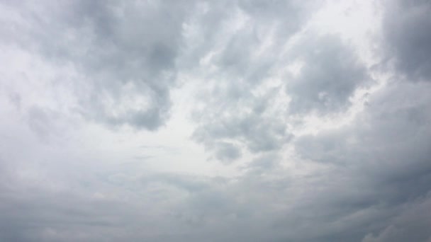 Awan putih menghilang di bawah terik matahari di langit biru. Awan gerak time-lapse berlatar langit biru. Langit biru. Awan. Langit biru dengan awan putih — Stok Video