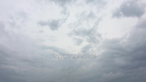 白い雲は、青い空に熱い太陽の下で消えます。コマ撮り動雲青い空の背景。青い空。雲。白い雲と青い空 — ストック動画