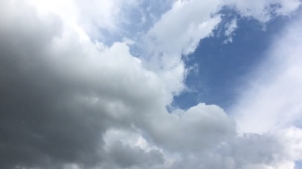 白い雲は、青い空に熱い太陽の下で消えます。コマ撮り動雲青い空の背景。青い空。雲。白い雲と青い空 — ストック動画