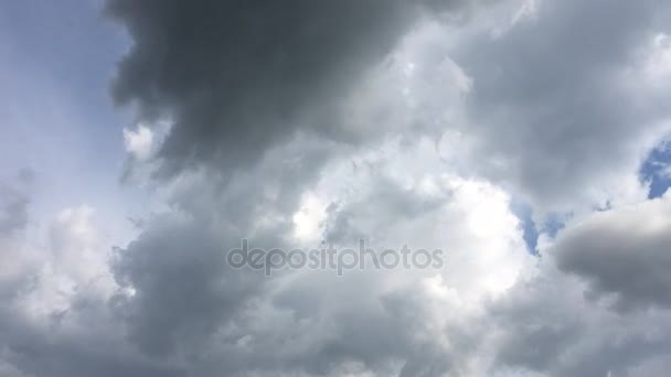 Nuvens brancas desaparecem no sol quente no céu azul. Tempo-lapso de movimento nuvens céu azul fundo. Céu azul. Nuvens. Céu azul com nuvens brancas — Vídeo de Stock