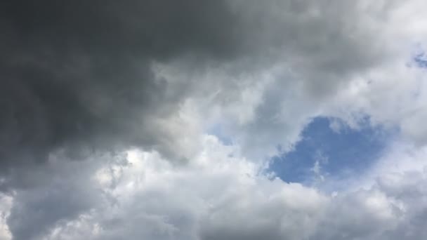 白い雲は、青い空に熱い太陽の下で消えます。コマ撮り動雲青い空の背景。青い空。雲。白い雲と青い空 — ストック動画